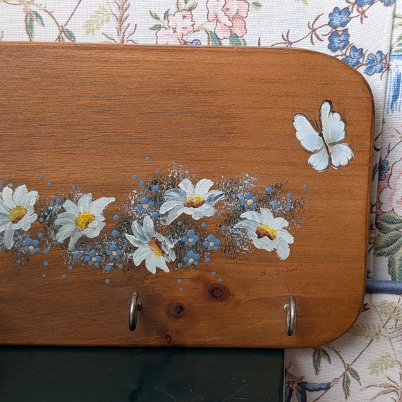 Hand-Painted Wooden Wall Key Rack - Picture 2 of 7